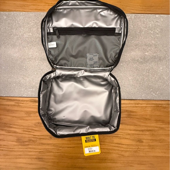 Carhartt Insulated 4 Can Lunch Cooler Rain Defender Bag Black NWT - Picture 6 of 12